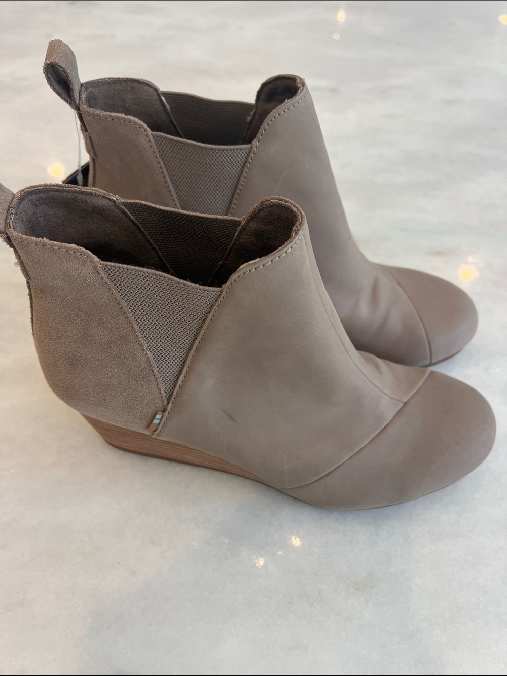 NEW TOMS Kelsey Booties Ankle Wedge Boots Taupe Grey Leather Suede Size 9 - Picture 5 of 13